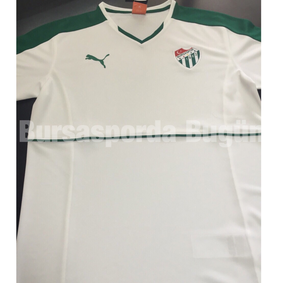 bursaspor-un-2015-2016-sezonunda-giyecegi-yeni-sezon-formalari-ilk-kez-bursasporda-bugun-de.jpg
